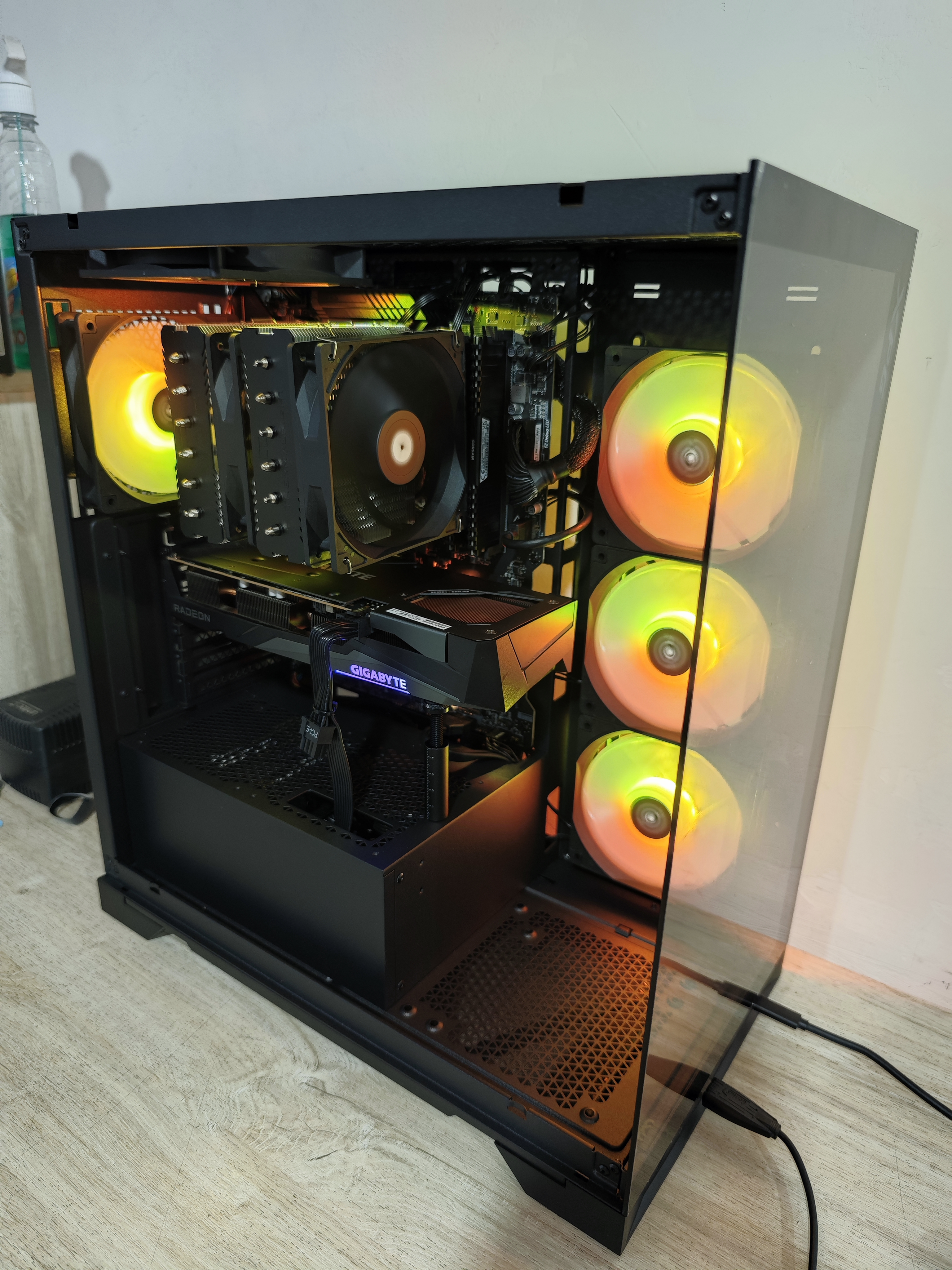 PC gaming con ventiladores RGB verdes y GPU MSI — TeraNeT