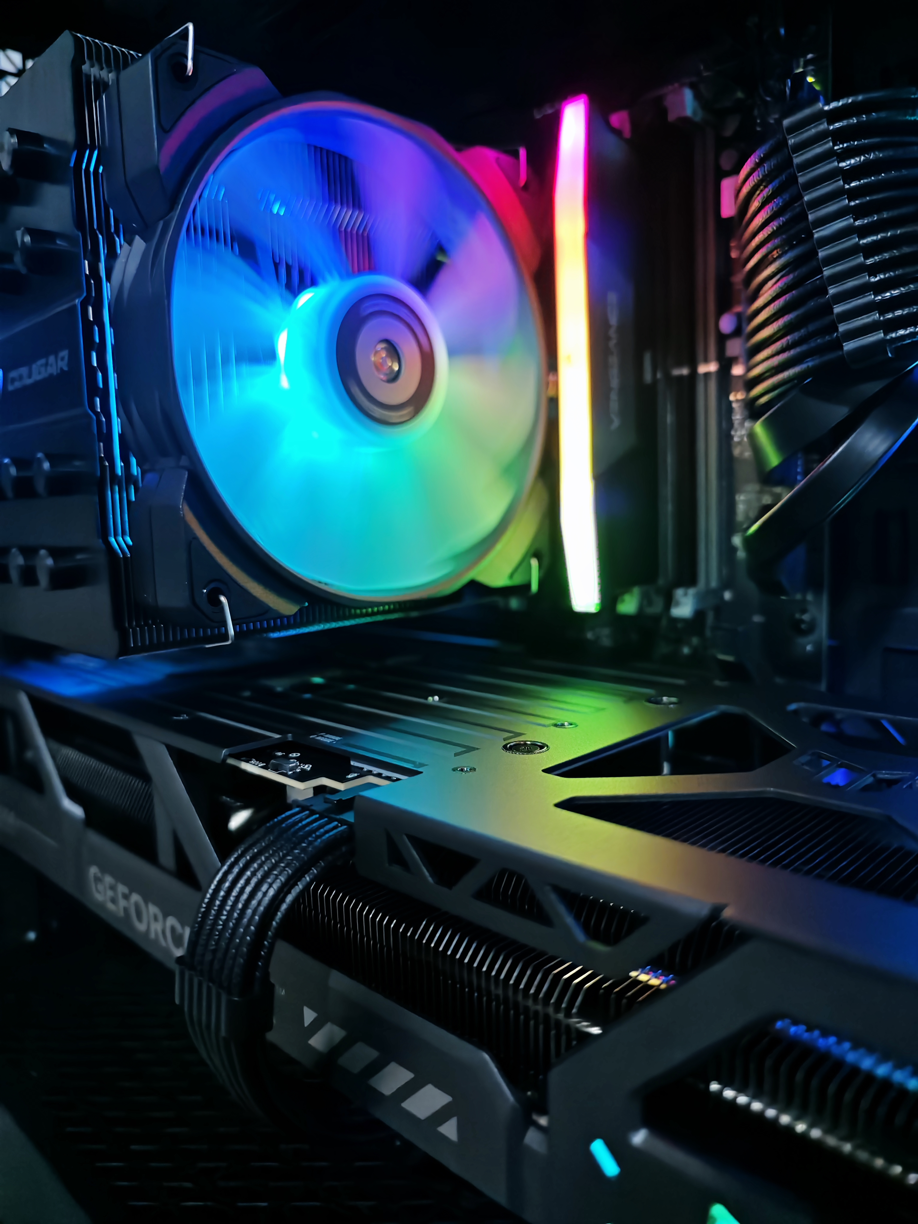 PC gaming con ventiladores RGB cyan y GPU Cougar — TeraNeT