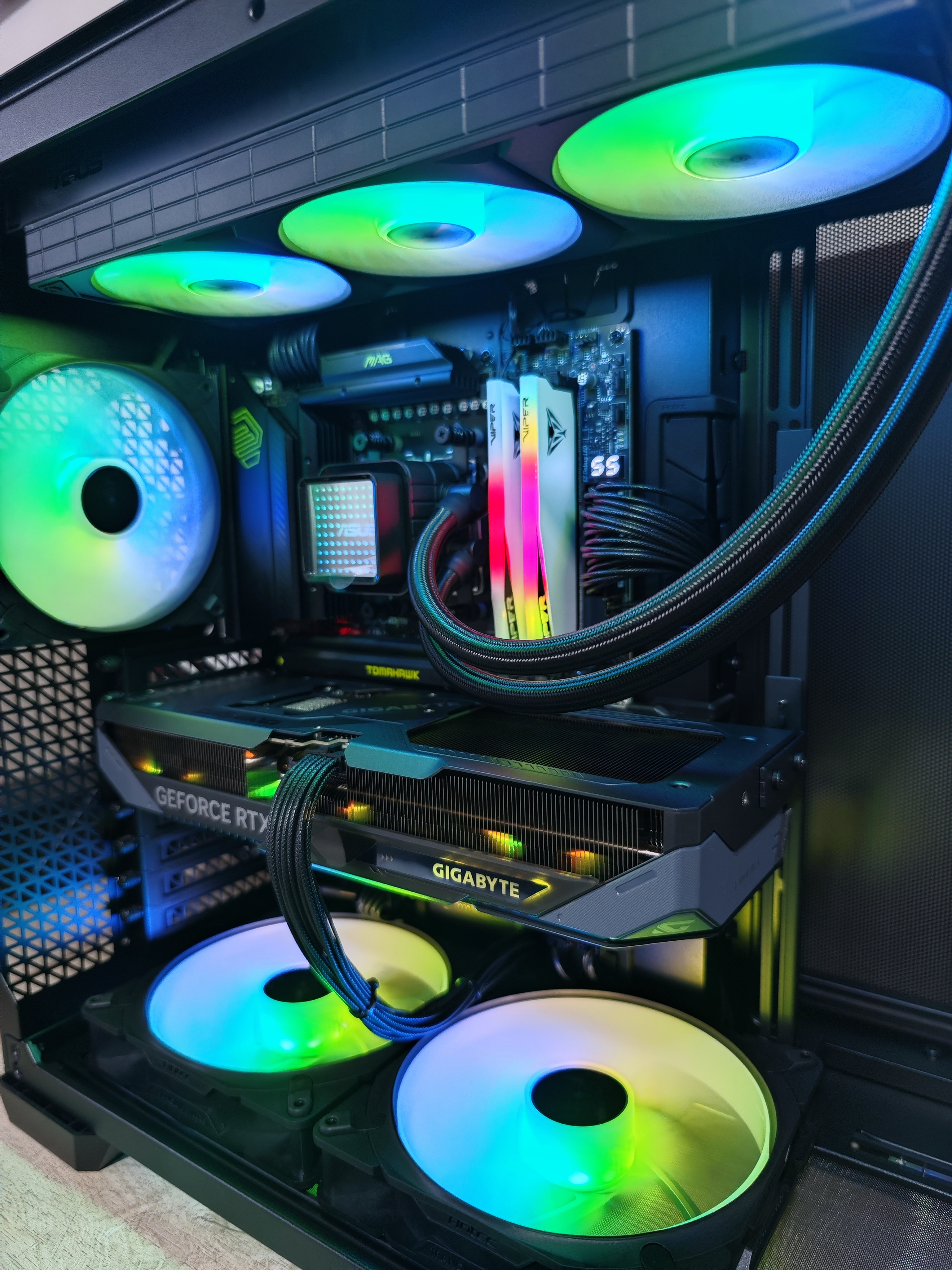 PC gaming con iluminación RGB violeta — armado por TeraNeT