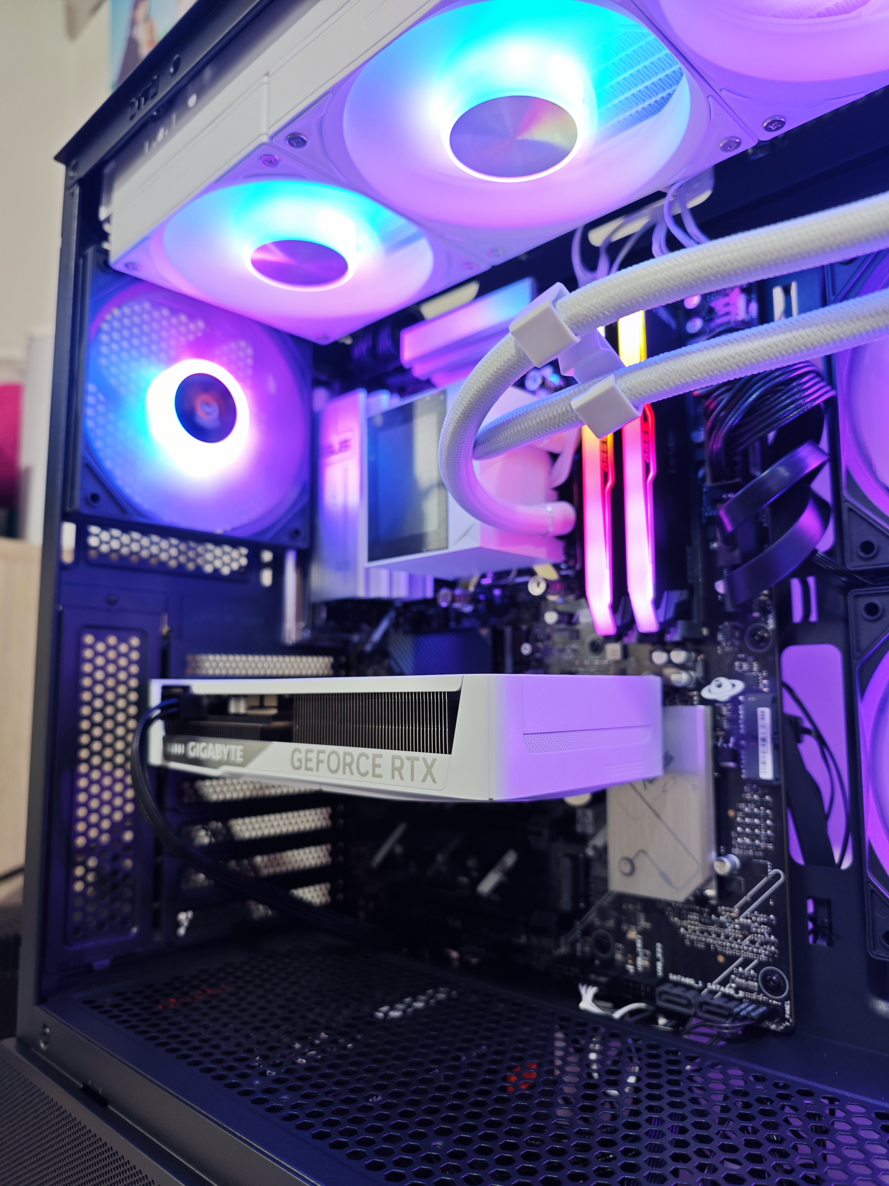 PC gaming PNY GeForce RTX con RGB azul y verde — TeraNeT