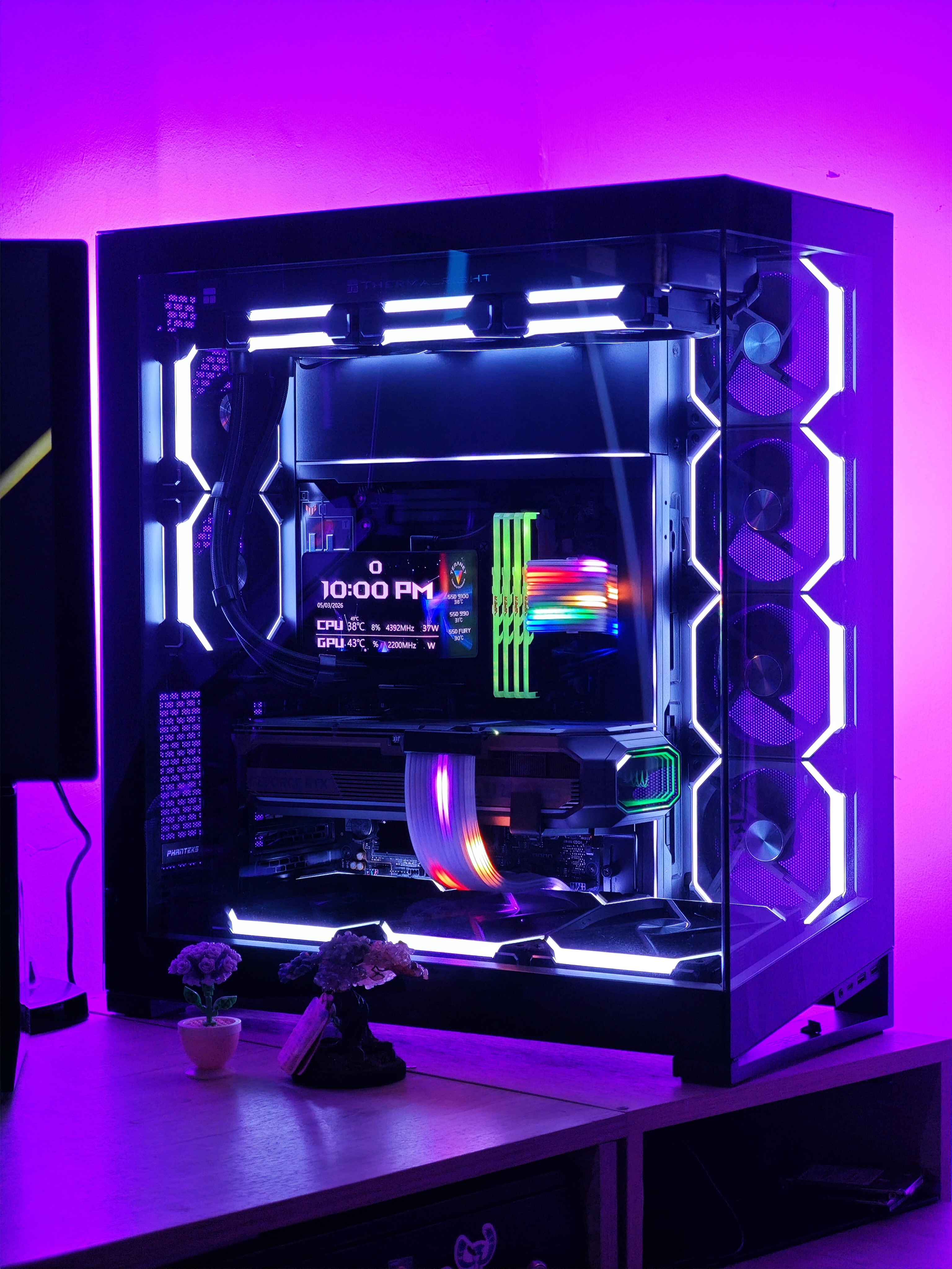 PC con iluminación azul profundo y GPU Zotac — TeraNeT